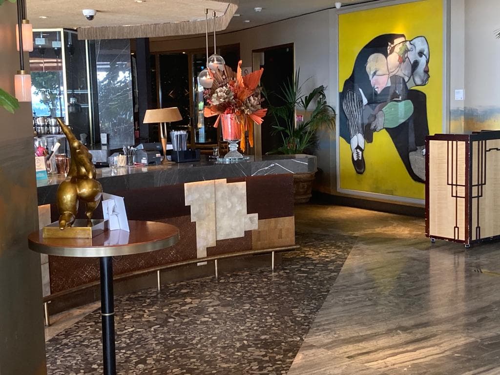 Restaurant Entrance & Bar